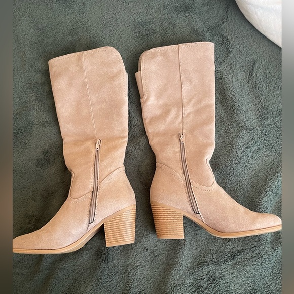 Women’s Size 9 Maurice’s boots - Picture 2 of 3